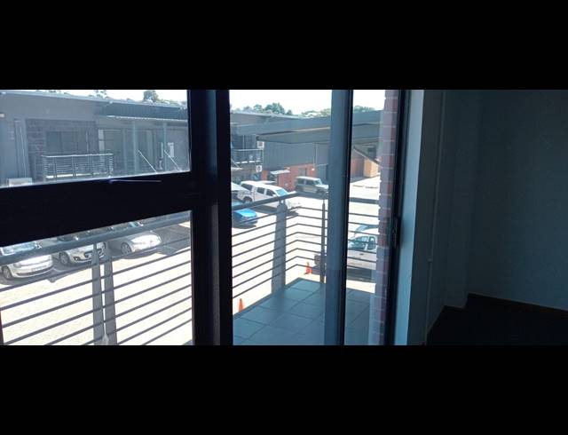 302M² WAREHOUSE TO LET IN LASER PARK